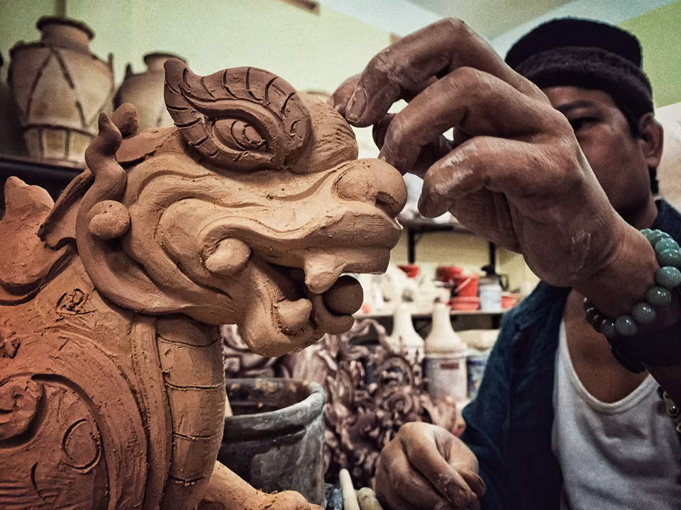 'Kỹ thuật làm gốm của tôi là hoàn toàn dựa trên kỹ thuật của gốm Bát Tràng cổ nhưng trong quá trình làm việc, có những anh em sẽ phục chế còn tư tưởng của tôi là người bảo tồn nhưng phải phát triển, nên mặc dù những sản phẩm của tôi làm nhìn có vẻ cổ điển nhưng đều là sáng mới của tôi, từ kiểu dáng cho đến chất liệu, màu men và nội dung, nhưng vẫn dựa trên cơ sở xương da truyền thống của Bát Tràng,' nghệ nhân Trần Tước chia sẻ. (Ảnh: Xuân Mai/Vietnam+)