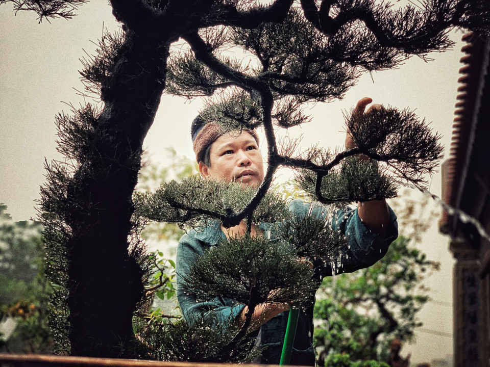 Đây là một trong số ít công việc hàng ngày nhưng cũng là cách anh thư giãn. (Ảnh: Xuân Mai/Vietnam+)