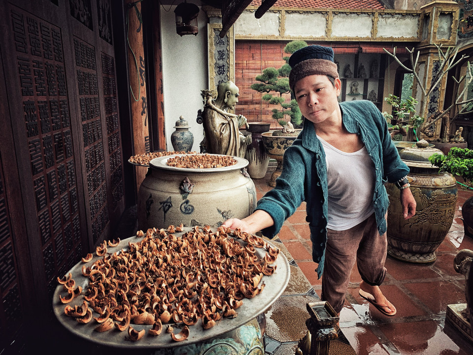 Anh tự tay làm mọi việc giống như một thú vui. (Ảnh: Xuân Mai/Vietnam+)