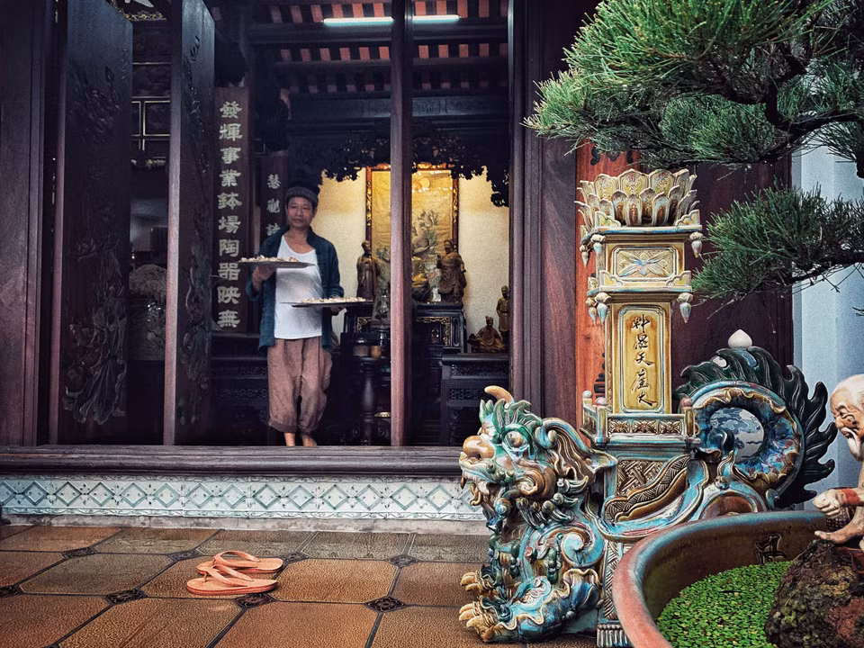 Vì là người hoài cổ, còn giữ thói quen ăn trầu nên hàng ngày nghệ nhân Trần Tước vẫn tự phơi trầu và vài loại thảo dược để pha trà. (Ảnh: Xuân Mai/Vietnam+)