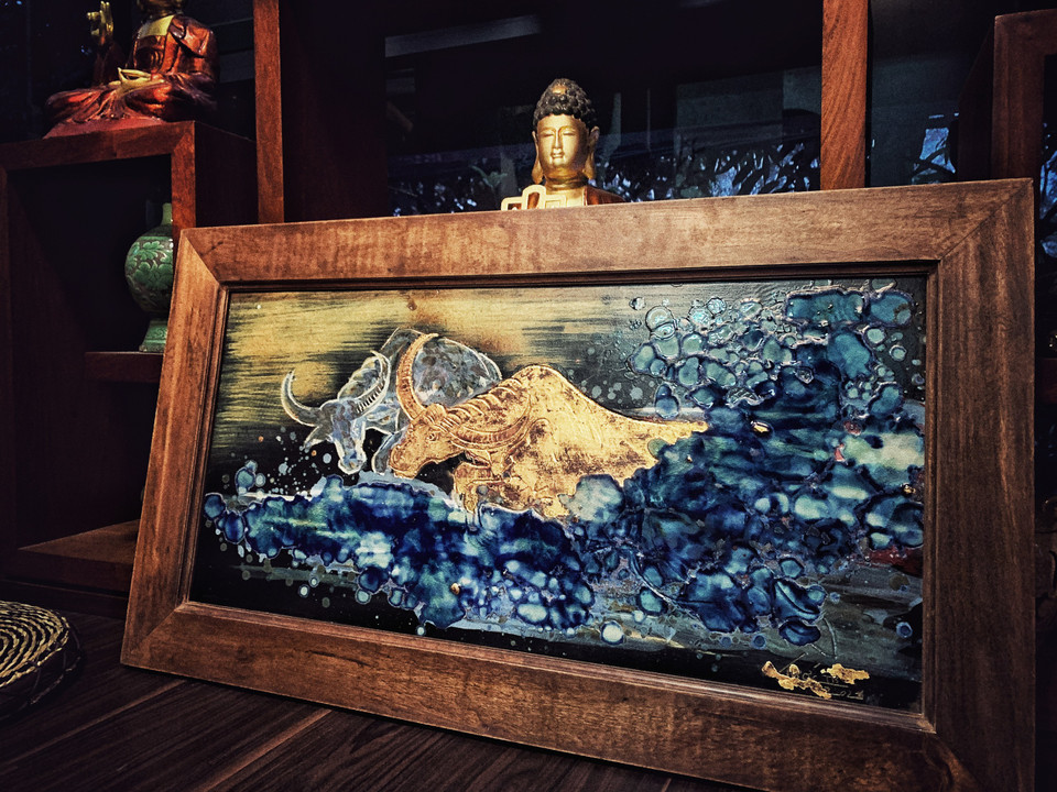 Bức tranh gốm với màu sắc mạnh mẽ mừng Xuân mới của anh. (Ảnh: Xuân Mai/Vietnam+)