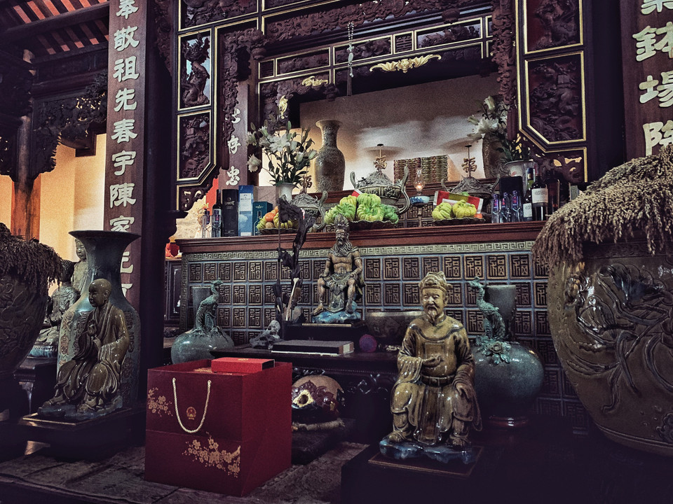 Toàn bộ kiến trúc của gian thờ cũng do tự tay nghệ nhân Trần Tước hoàn thiện. Năm 2010, Bộ Văn hóa, Thể thao và Du lịch, Bộ Nông nghiệp và Phát triển nông thôn đều chứng nhận các tác phẩm gốm linh vật của Trần tước là sản phẩm tiêu biểu của người Việt. (Ảnh: Xuân Mai/Vietnam+)