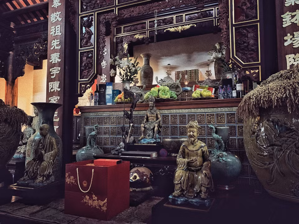 Toàn bộ kiến trúc của gian thờ cũng do tự tay nghệ nhân Trần Tước hoàn thiện. Năm 2010, Bộ Văn hóa, Thể thao và Du lịch, Bộ Nông nghiệp và Phát triển nông thôn đều chứng nhận các tác phẩm gốm linh vật của Trần tước là sản phẩm tiêu biểu của người Việt. (Ảnh: Xuân Mai/Vietnam+)