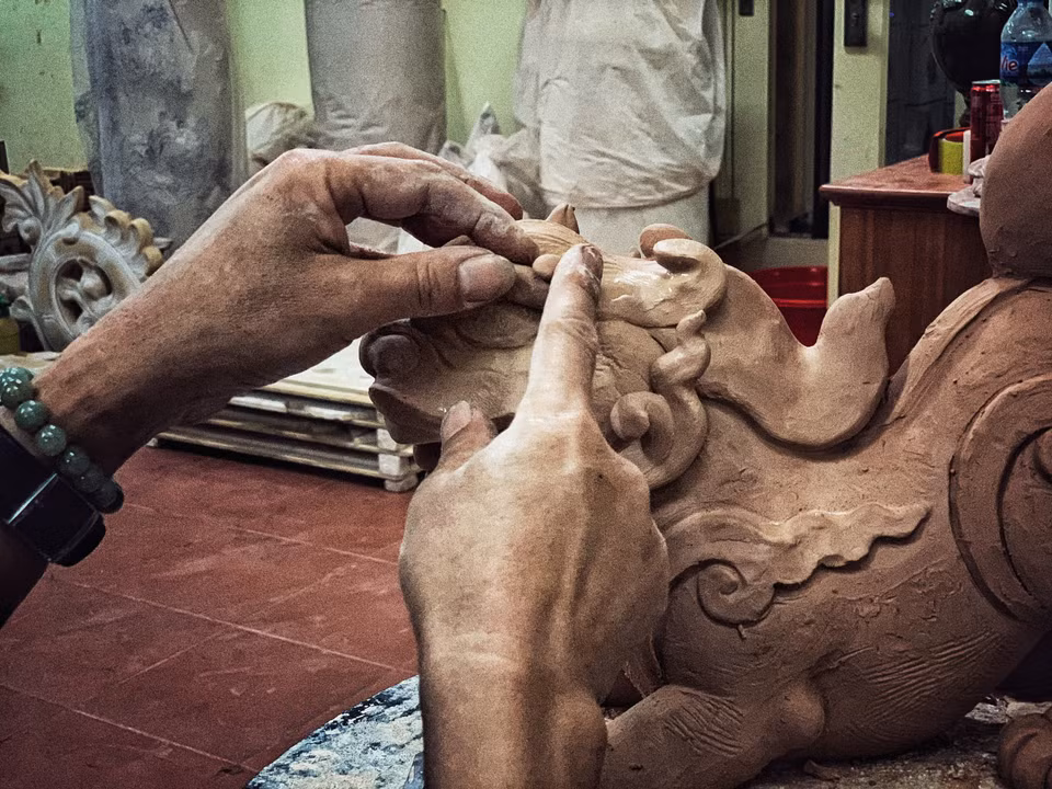 Với sản phẩm của Trần Tước dễ dàng nhận ra nét vừa cổ điển vừa có tính ứng dụng cao. Nó cần thiết trong đời sống như cơm ăn nước uống chứ không phải chỉ để ngắm trong tủ kính. Đây cũng là phương châm làm nghề của anh, đưa được sản phẩm truyền thống vào đời sống một cách hữu dụng. (Ảnh: Xuân Mai/Vietnam+)