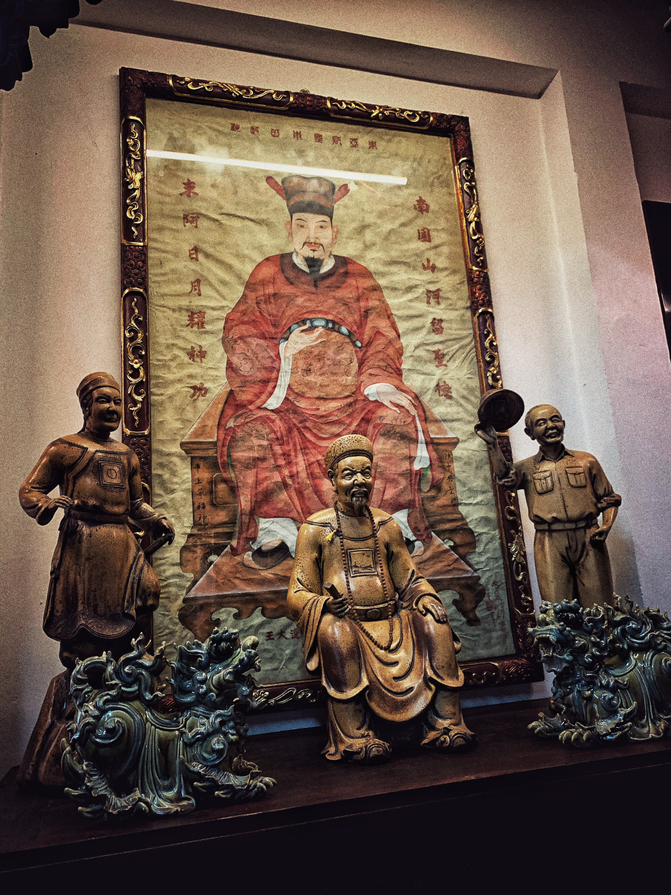 Dấu ấn của Trần Tước rõ ràng và riêng biệt: một là phong cách linh vật; hai là điêu khắc về những anh hùng lịch sử dân tộc; thứ ba, gốm của anh không phải gốm gia dụng mà là gốm trang trí kiến trúc. (Ảnh: Xuân Mai/Vietnam+)