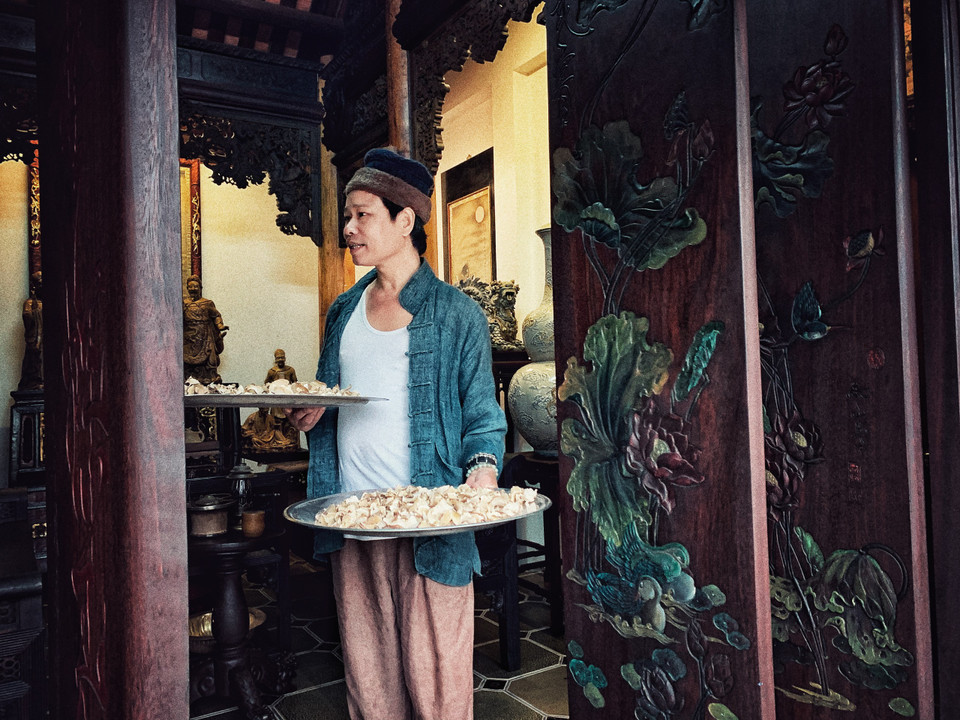 Mặc dù được vinh danh là nghệ nhân ưu tú nhưng Trần Tước vẫn chỉ khiêm tốn tự nhận là một 'người thợ.' (Ảnh: Xuân Mai/Vietnam+)