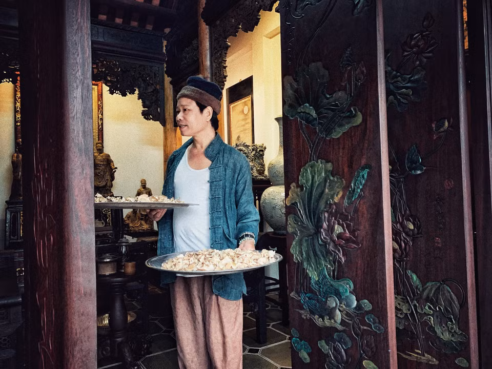 Mặc dù được vinh danh là nghệ nhân ưu tú nhưng Trần Tước vẫn chỉ khiêm tốn tự nhận là một 'người thợ.' (Ảnh: Xuân Mai/Vietnam+)