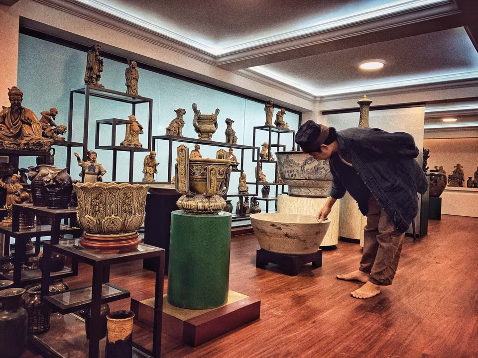 'Bảo tàng' trưng bày gốm tại tư gia của nghệ nhân Trần Tước. (Ảnh: Xuân Mai/Vietnam+)