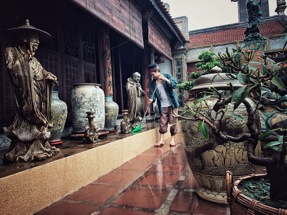 Mỗi ngày của nghệ nhân ưu tú Trần Nam Tước đều bắt đầu bằng công việc chăm chút cho các vật dụng quanh mình, tưới cây, quét nhà… (Ảnh: Xuân Mai/Vietnam+)