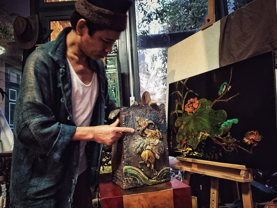 Một tác phẩm gốm sắp được bày triển lãm mừng Xuân mới của nghệ nhân Trần Tước. (Ảnh: Xuân Mai/Vietnam+)