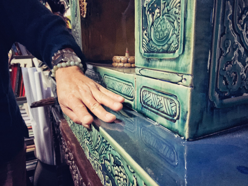 Trong kỹ thuật làm gốm, làm khối tròn đã khó, nên việc làm khối vuông lớn như này không hề đơn giản. Anh từng tham gia trùng tu công trình gốm Cổng Nghi Môn trong cung điện Vua Lê ở Lam Kinh, Thanh Hóa; phục chế một số di tích ở Huế; trùng tu, tôn tạo Khu thủy tổ quan họ Làng Diềm, Bắc Ninh… (Ảnh: Xuân Mai/Vietnam+)