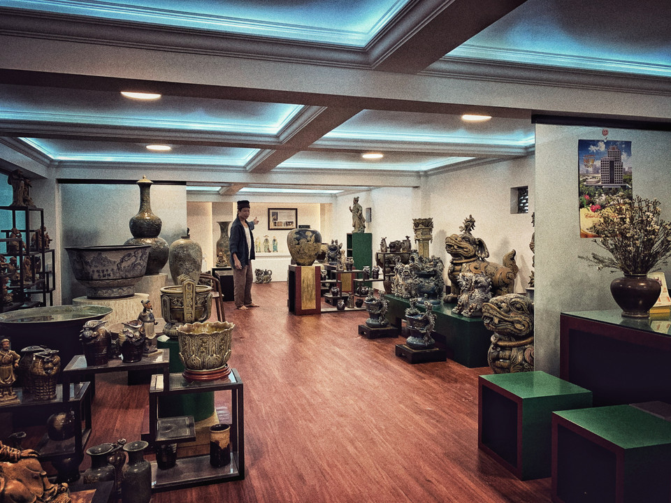 Gian trưng bày các tác phẩm gốm của nghệ nhân Trần Tước ở tư gia, nơi lưu giữ cả chặng đường làm nghề của anh. (Ảnh: Xuân Mai/Vietnam+)