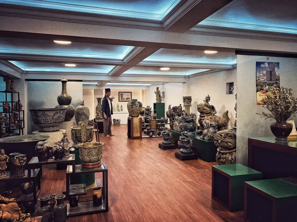 Gian trưng bày các tác phẩm gốm của nghệ nhân Trần Tước ở tư gia, nơi lưu giữ cả chặng đường làm nghề của anh. (Ảnh: Xuân Mai/Vietnam+)