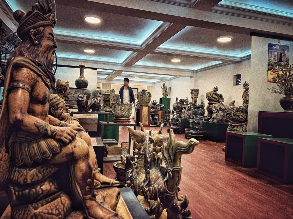 Nghệ nhân Trần Tước chia sẻ: 'Khi làm sản phẩm, các bạn hãy nghĩ mới đi, cái gì là truyền thống hãy để nguyên là truyền thống còn cái gì không nhất thiết phải là truyền thống thì hãy cho nó cơ hội tiếp biến. Đừng chỉ ngồi chờ đợi ở chợ Bát Tràng này, mà hãy đi xa hơn, như cách tôi gọi là dịch chuyển giá trị.' Ảnh: Xuân Mai/Vietnam+)