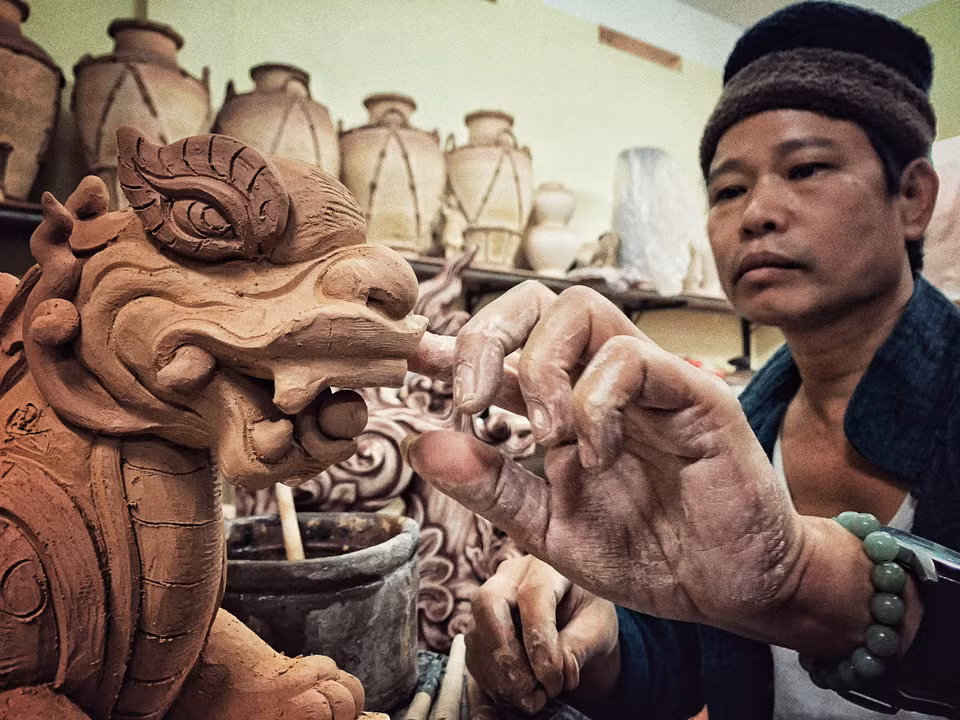 Gốm là niềm đam mê đến tận cùng của Trần Tước. Trong làm nghề, anh quan điểm rất rõ ràng, nếu là bảo tồn sẽ bảo tồn đến mức bảo thủ, còn nếu không phải bảo tồn thì tiếp biến để phát triển. (Ảnh: Xuân Mai/Vietnam+)