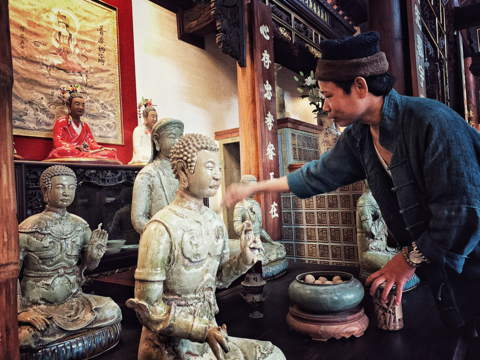 Đây là bộ tượng làm thủ công theo truyền thuyết về Phật Mẫu Man Nương, một nhân vật liên quan đến sự tích Phật giáo Việt Nam khi đạo Phật mới truyền sang đất Việt. Tương truyền mẫu Man Nương sinh ra Tứ Pháp, gồm có Pháp Vân, Pháp Vũ, Pháp Lôi và Pháp Điện. Bộ tượng mới được hoàn thiện trong năm nay và là tác phẩm mang đậm dấu ấn tâm linh mà nghệ nhân Trần Tước bảo sẽ chỉ giữ cho riêng mình. (Ảnh: Xuân Mai/Vietnam+)