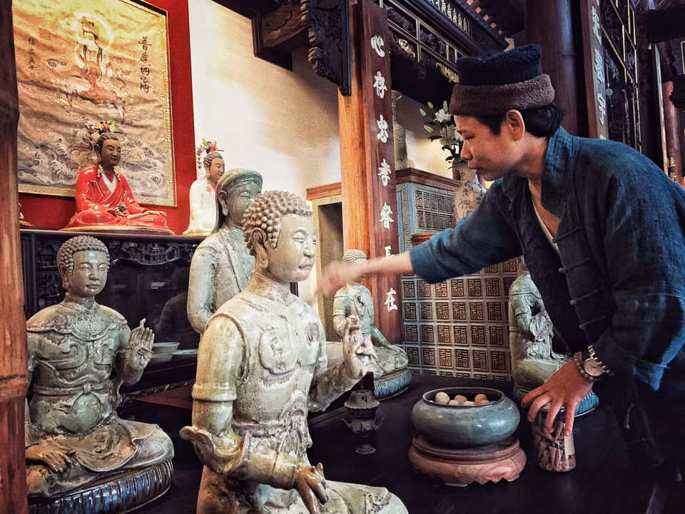 Đây là bộ tượng làm thủ công theo truyền thuyết về Phật Mẫu Man Nương, một nhân vật liên quan đến sự tích Phật giáo Việt Nam khi đạo Phật mới truyền sang đất Việt. Tương truyền mẫu Man Nương sinh ra Tứ Pháp, gồm có Pháp Vân, Pháp Vũ, Pháp Lôi và Pháp Điện. Bộ tượng mới được hoàn thiện trong năm nay và là tác phẩm mang đậm dấu ấn tâm linh mà nghệ nhân Trần Tước bảo sẽ chỉ giữ cho riêng mình. (Ảnh: Xuân Mai/Vietnam+)