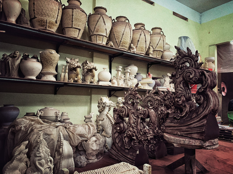 Một góc xưởng gốm của nghệ nhân Trần tước ở Bát Tràng. (Ảnh: Xuân Mai/Vietnam+)