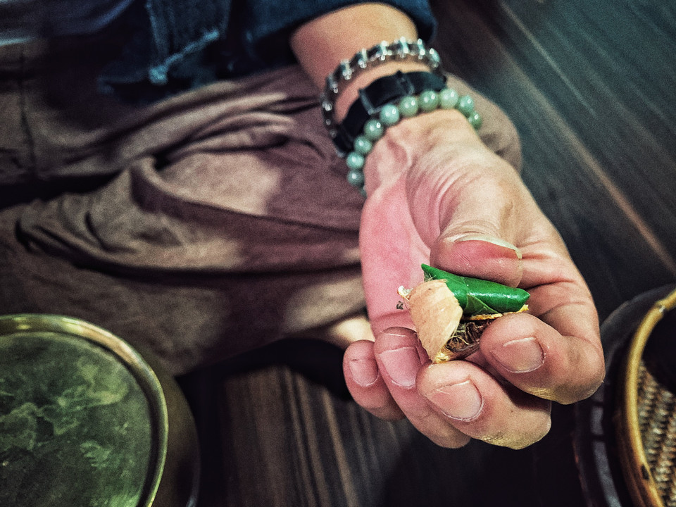 Trần Tước, người con quê lúa Thái Bình vẫn giữ thói quen ăn trầu hàng ngày. (Ảnh: Xuân Mai/Vietnam+)