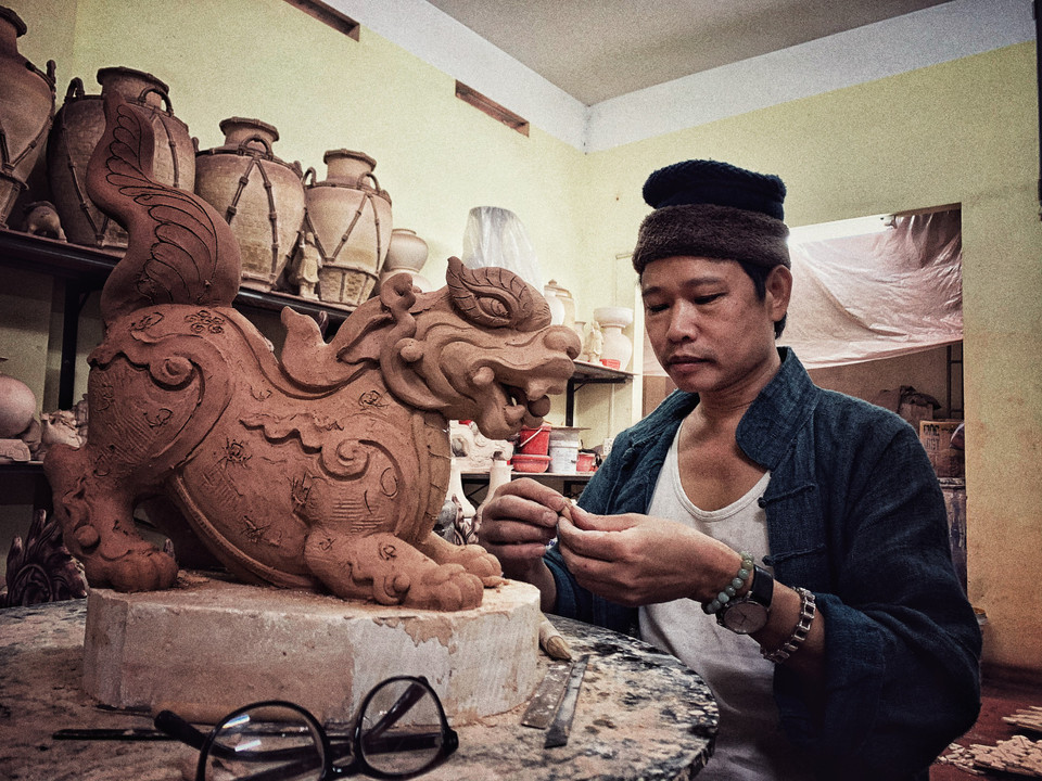 Trong quá trình làm nghề, ngoài niềm đam mê, ngoài việc gửi gắm vào các tác phẩm gốm tinh thần, tình cảm, kỹ năng, nghệ nhân Trần Trước tự nhận mình là người may mắn khi làm được những sản phẩm gốm truyền thống của Bát Tràng. (Ảnh: Xuân Mai/Vietnam+)