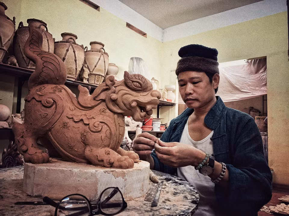 Trong quá trình làm nghề, ngoài niềm đam mê, ngoài việc gửi gắm vào các tác phẩm gốm tinh thần, tình cảm, kỹ năng, nghệ nhân Trần Trước tự nhận mình là người may mắn khi làm được những sản phẩm gốm truyền thống của Bát Tràng. (Ảnh: Xuân Mai/Vietnam+)