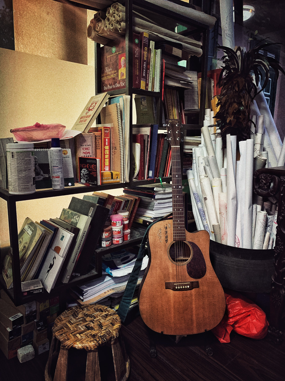 Không chỉ giỏi nghề gốm, nghệ nhân Trần Tước còn có nhiều tài nghệ khác trong lĩnh vực kiến trúc, điêu khắc, sáng tác nhạc, hội họa... Đây là một góc làm việc của anh. (Ảnh: Xuân Mai/Vietnam+)