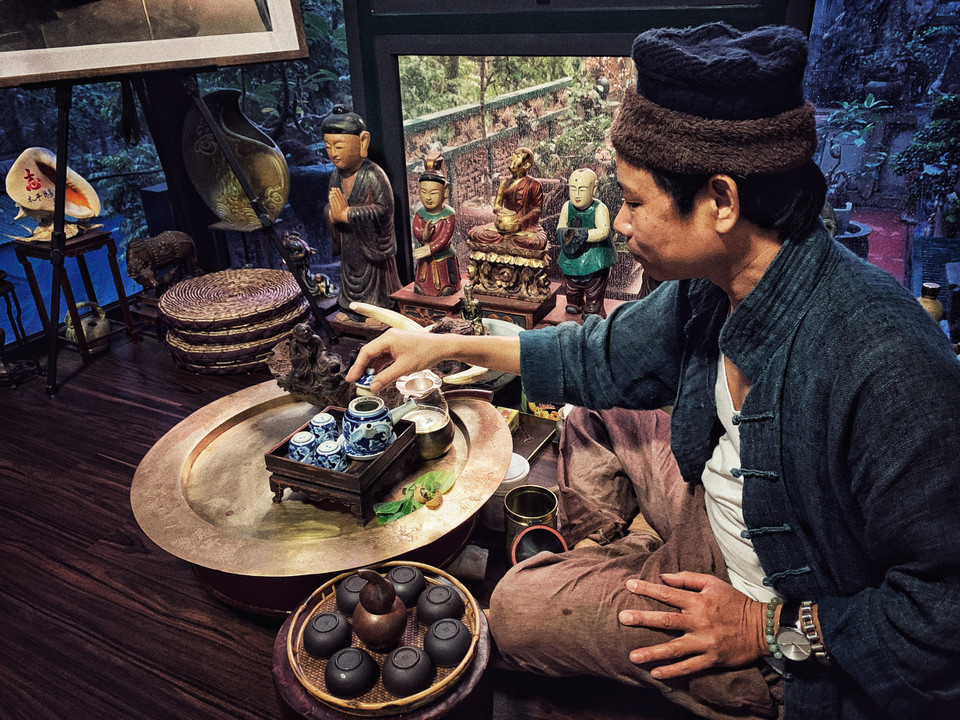 Trà cũng là thức uống không thể thiếu trong thói quen hàng ngày mỗi lúc rảnh tay của anh. (Ảnh: Xuân Mai/Vietnam+)