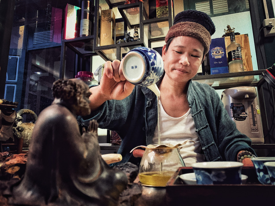 Anh có một trà thất riêng cũng là nơi làm việc để từ đó nhiều ý tưởng cho các tác phẩm đặc biệt ra đời. (Ảnh: Xuân Mai/Vietnam+)