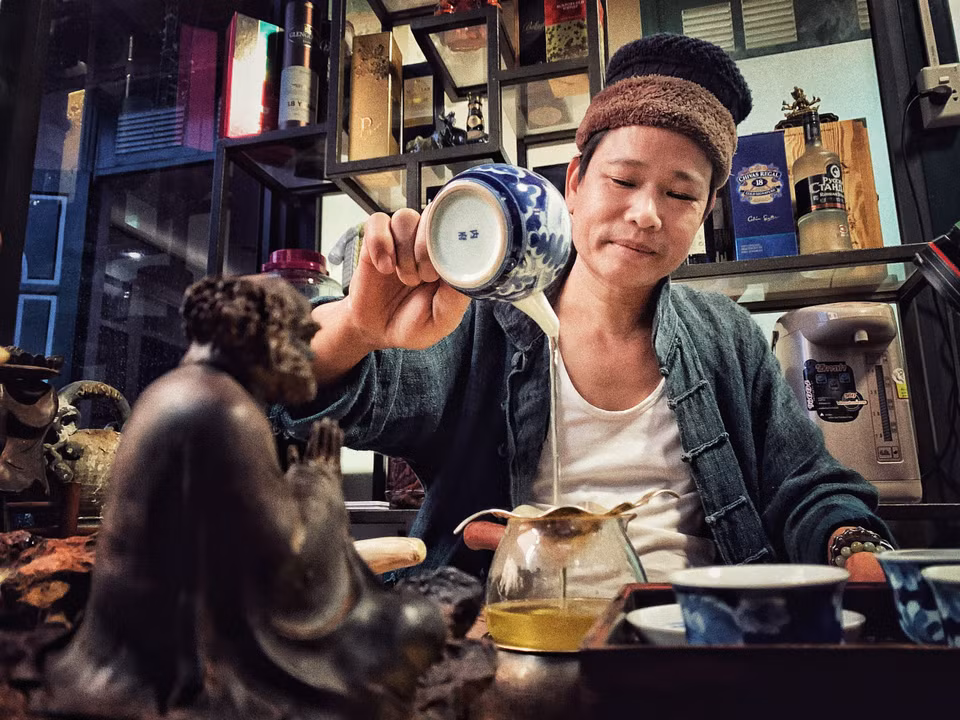 Anh có một trà thất riêng cũng là nơi làm việc để từ đó nhiều ý tưởng cho các tác phẩm đặc biệt ra đời. (Ảnh: Xuân Mai/Vietnam+)