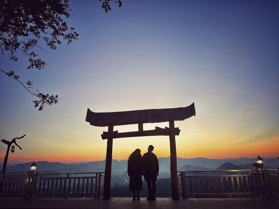 Hay cùng người ấy nắm tay, vừa chiêm ngưỡng hoàng hôn dần buông vừa ngắm toàn cảnh thị trấn Mộc Châu từ trên cao. (Ảnh: Xuân Mai/Vietnam+)