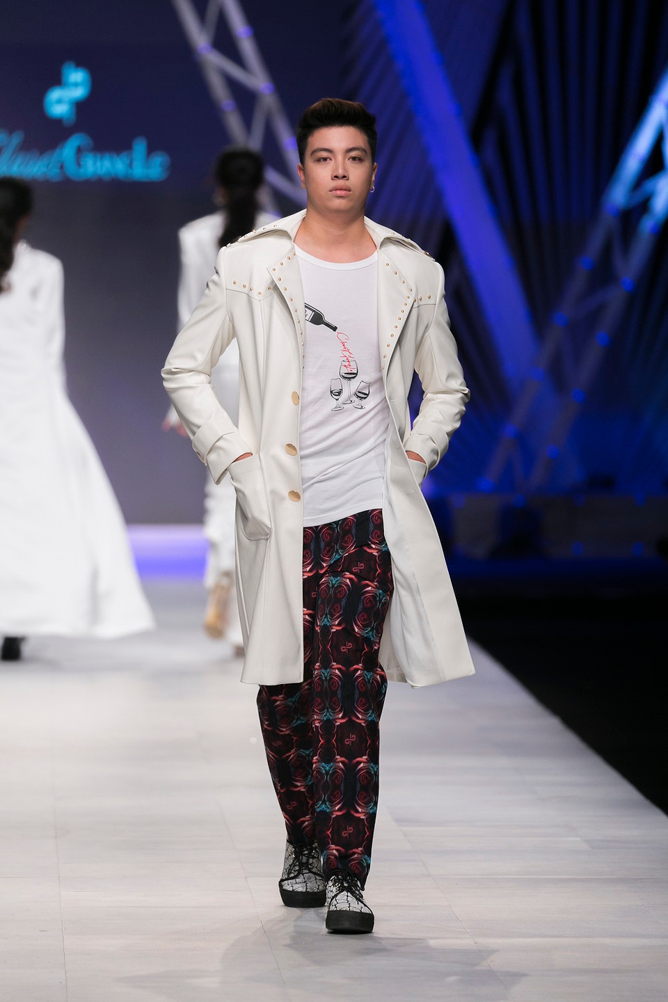 Nhà thiêt kế trẻ mang đến nhiều nét chấm phá đặc biệt như chi tiết cổ áo sơ mi to bản với kiểu dáng dựng đứng đặc trưng của thập kỷ 70 mang tinh thần disco.