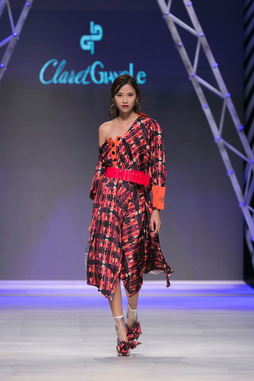 Lấy tông màu chủ đạo cho bọ sưu tập là claret - rượu vang, Claret Giang Lê đã biến sàn diễn thành bữa tiệc đẳng cấp trên nền nhạc sôi động.