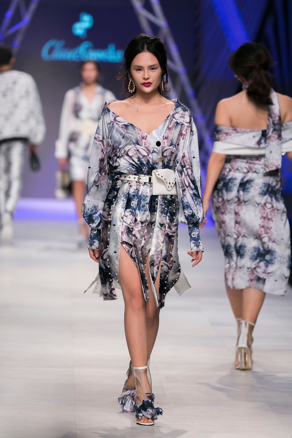 Các thiết kế có chi tiết đinh tán làm bằng tay cầu kỳ, những chiếc túi ngoại cỡ hay sở trường về các mẫu áo khoác. 