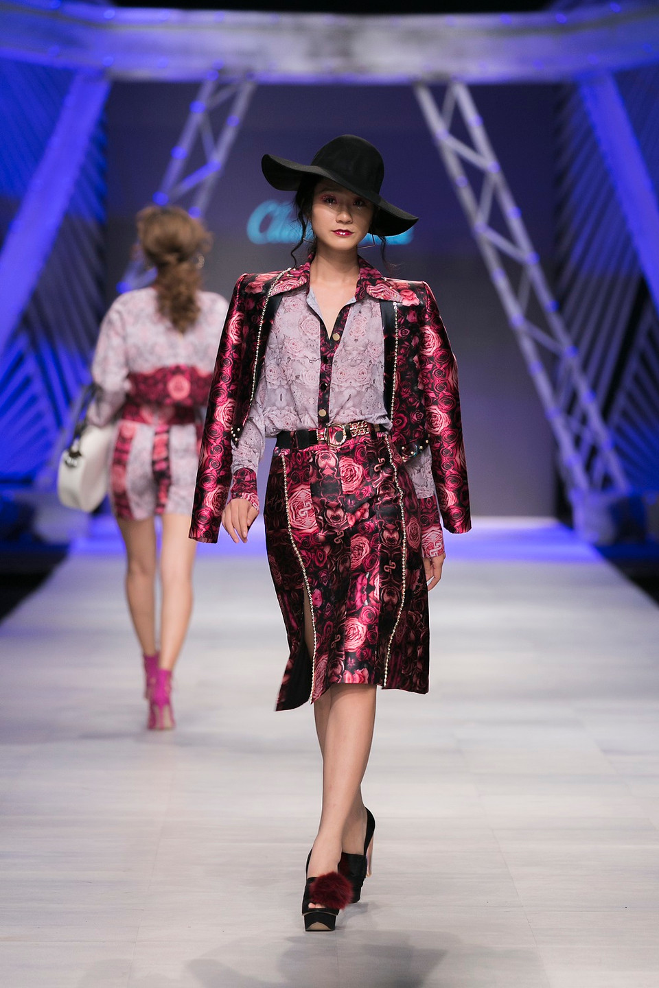 Bộ sưu tập 'Enchanté' lấy cảm hứng từ những đêm tiệc đẳng cấp, sang trọng của giới quý tộc ở Anh.