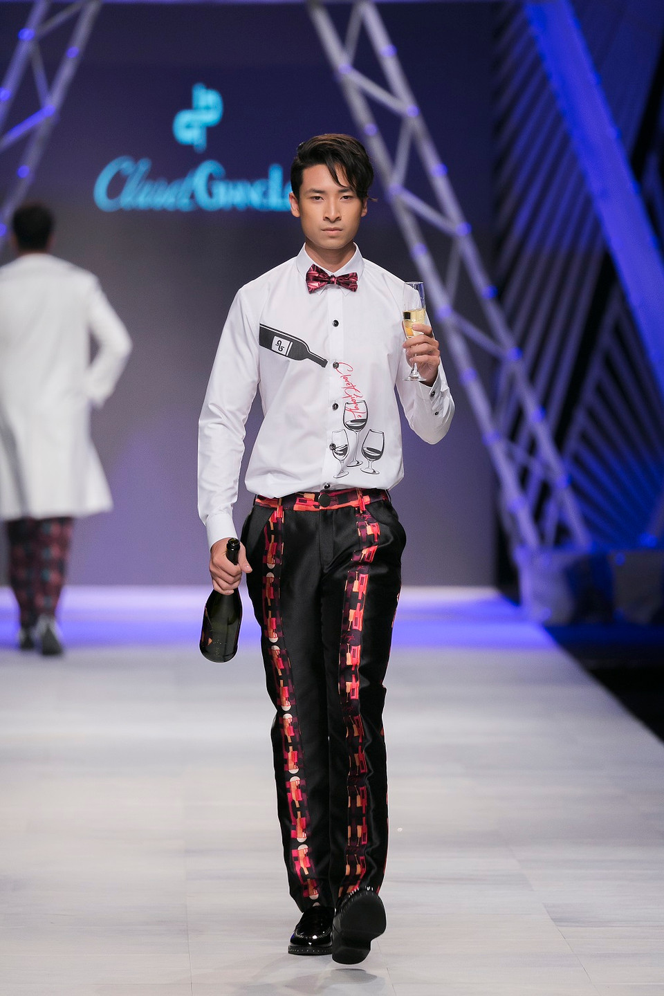  Các họa tiết như chai rượu, ly tách, hoa hồng, chocolate, cheese…cũng được phối khéo léo trên trang phục.