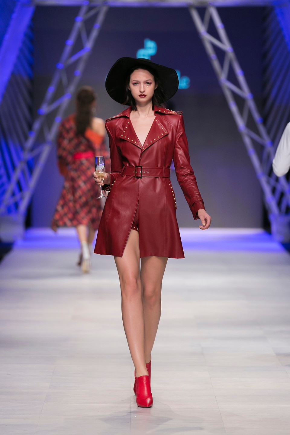 Không kén dáng như những bộ sưu tập trước đây, với 'Enchanté' Claret Giang Lê đã sáng tạo những phom dáng thoáng và suông cùng những chi tiết đơn giản nhưng đầy mạnh mẽ. 