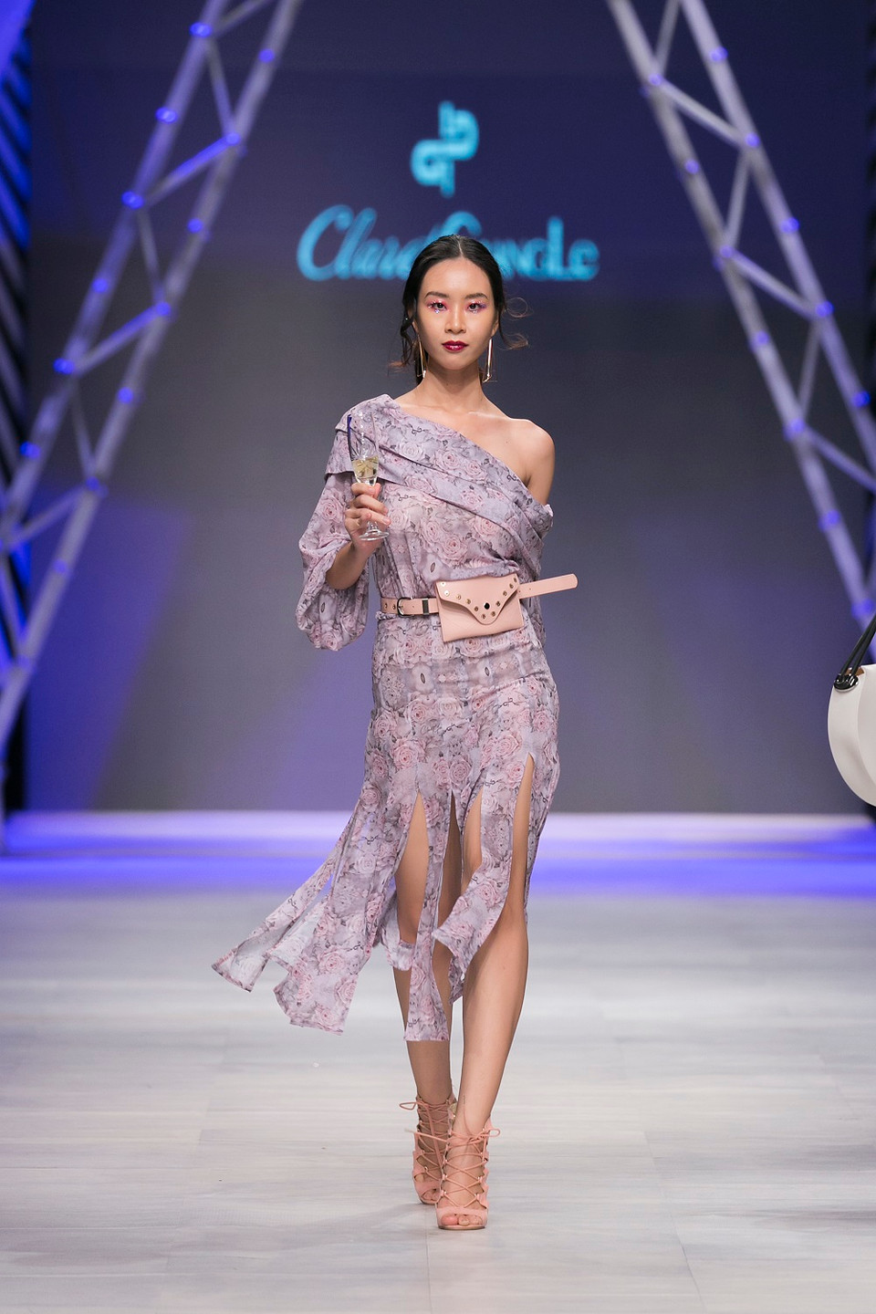 Là một trong những nhà thiết kế trẻ tuổi nhất tại Tuần lễ Thời trang Quốc tế Việt Nam Thu Đông 2017, Claret Giang Lê đại diện cho sự năng động, trẻ trung và đầy nhiệt huyết của thế hệ 9X. 