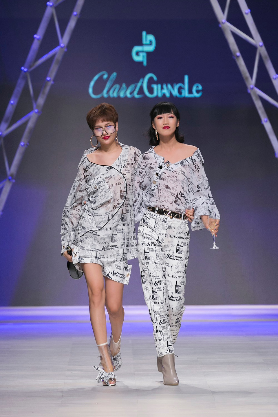 Nhà tạo mốt muốn gửi đến thông điệp về sự tự tin, mong muốn khẳng định giá trị bản thân và quyết tâm theo đuổi đam mê của thế hệ trẻ.