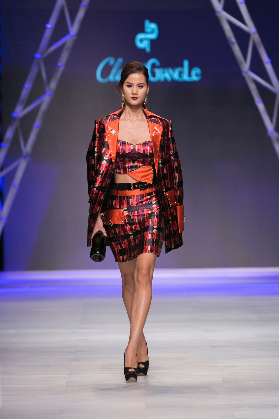 Dàn người mẫu cầm trên tay những ly rượu, chai rượu vang cùng những bước đi khỏe khoắn. 