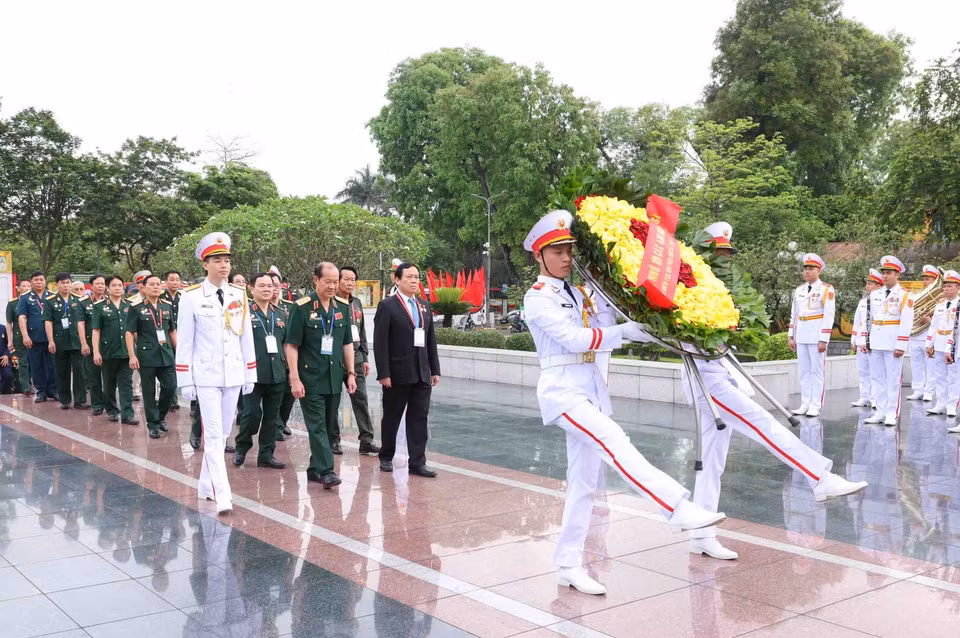 Đoàn đại biểu Hội Cựu chiến binh, cựu thanh niên xung phong tham gia chiến dịch Điện Biên Phủ đến đặt vòng hoa tại Đài tưởng niệm các Anh hùng liệt sỹ trên đường Bắc Sơn. (Ảnh: Phạm Kiên/TTXVN)