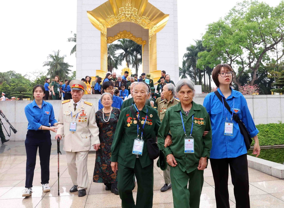 Các cựu chiến binh, cựu thanh niên xung phong tham gia chiến dịch Điện Biên Phủ đến đặt vòng hoa tại Đài tưởng niệm các Anh hùng Liệt sỹ trên đường Bắc Sơn. (Ảnh: Phạm Kiên/TTXVN)