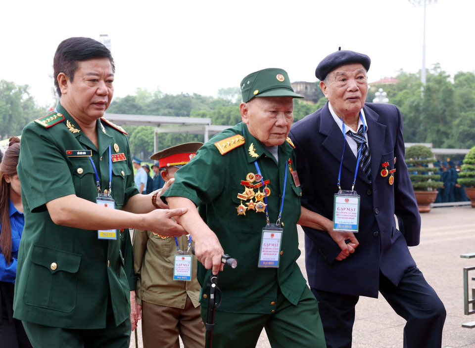 Các cựu chiến binh, cựu thanh niên xung phong tham gia chiến dịch Điện Biên Phủ vào Lăng viếng Chủ tịch Hồ Chí Minh. (Ảnh: Phạm Kiên/TTXVN)