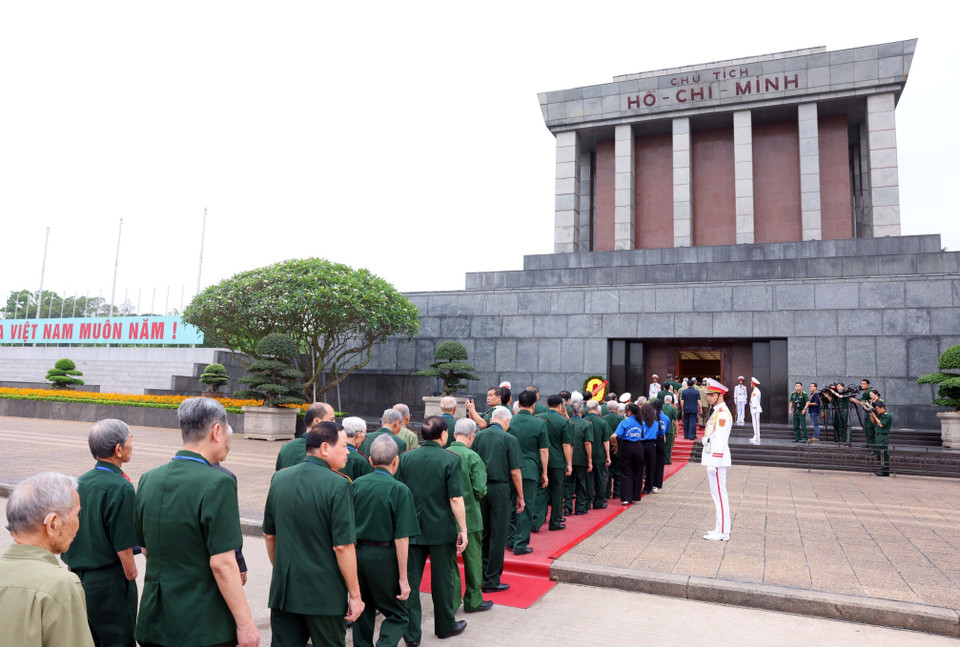 Đoàn đại biểu Hội Cựu chiến binh, cựu thanh niên xung phong tham gia chiến dịch Điện Biên Phủ vào Lăng viếng Chủ tịch Hồ Chí Minh. (Ảnh: Phạm Kiên/TTXVN)