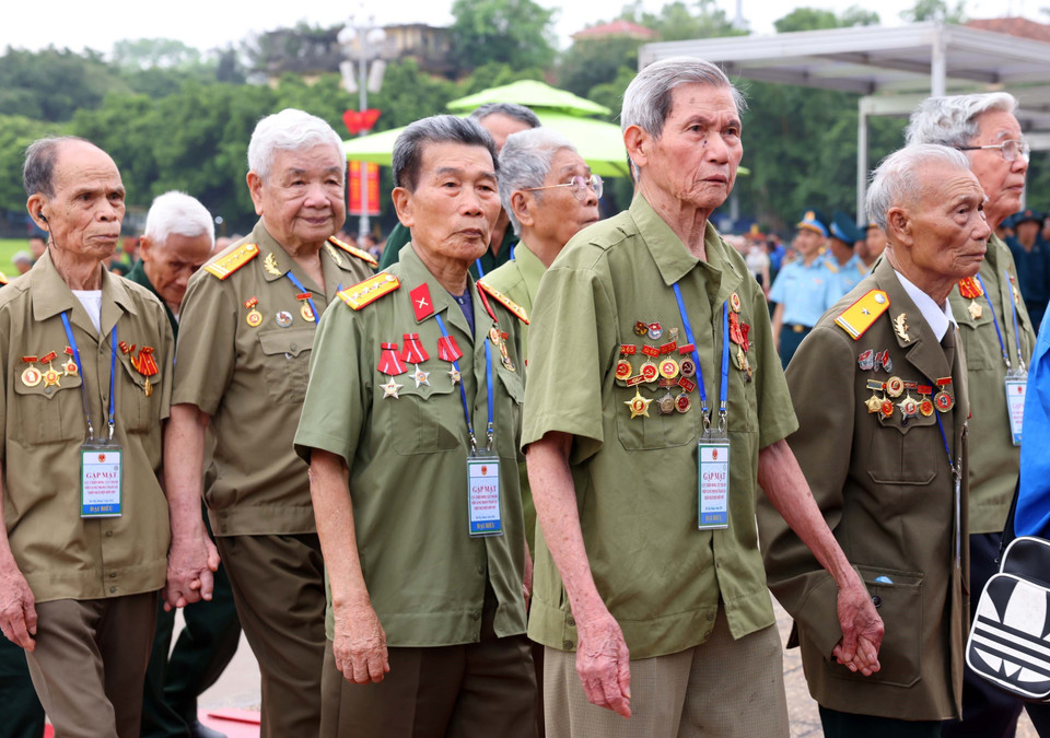 Các cựu chiến binh, cựu thanh niên xung phong tham gia chiến dịch Điện Biên Phủ vào Lăng viếng Chủ tịch Hồ Chí Minh. (Ảnh: Phạm Kiên/TTXVN)