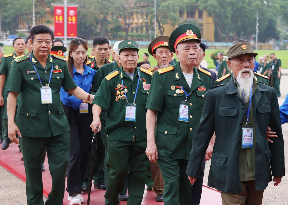 Các cựu chiến binh, cựu thanh niên xung phong tham gia chiến dịch Điện Biên Phủ vào Lăng viếng Chủ tịch Hồ Chí Minh. (Ảnh: Phạm Kiên/TTXVN)