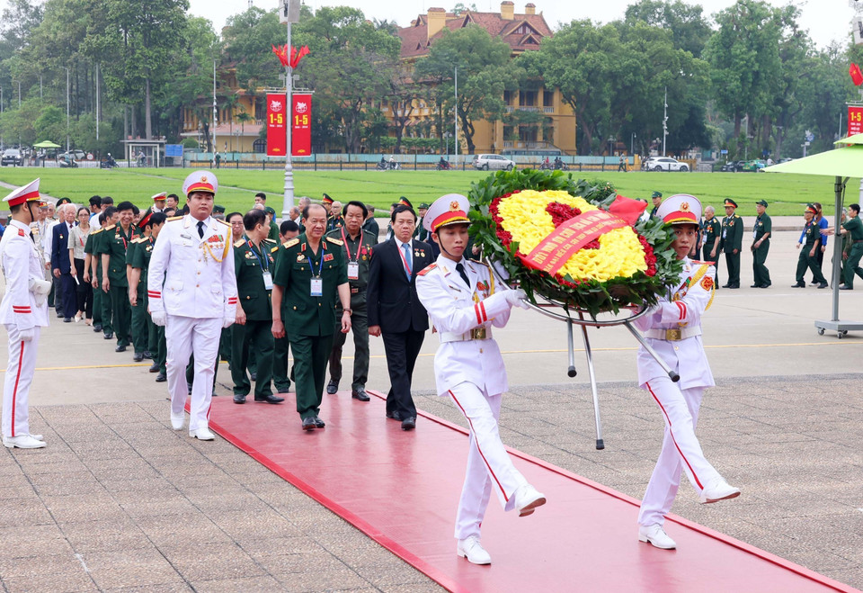 Đoàn đại biểu Hội Cựu chiến binh, cựu thanh niên xung phong tham gia chiến dịch Điện Biên Phủ đến đặt vòng hoa và vào Lăng viếng Chủ tịch Hồ Chí Minh. (Ảnh: Phạm Kiên/TTXVN)