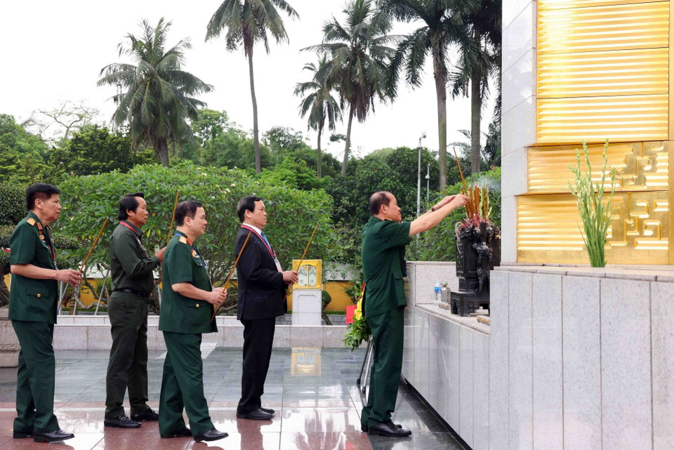 Đoàn đại biểu Hội Cựu chiến binh, cựu thanh niên xung phong tham gia chiến dịch Điện Biên Phủ dâng hương tại Đài tưởng niệm các Anh hùng Liệt sỹ trên đường Bắc Sơn. (Ảnh: Phạm Kiên/TTXVN)