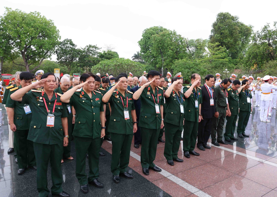 Đoàn đại biểu Hội Cựu chiến binh, cựu thanh niên xung phong tham gia chiến dịch Điện Biên Phủ tưởng niệm các Anh hùng Liệt sỹ. (Ảnh: Phạm Kiên/TTXVN)