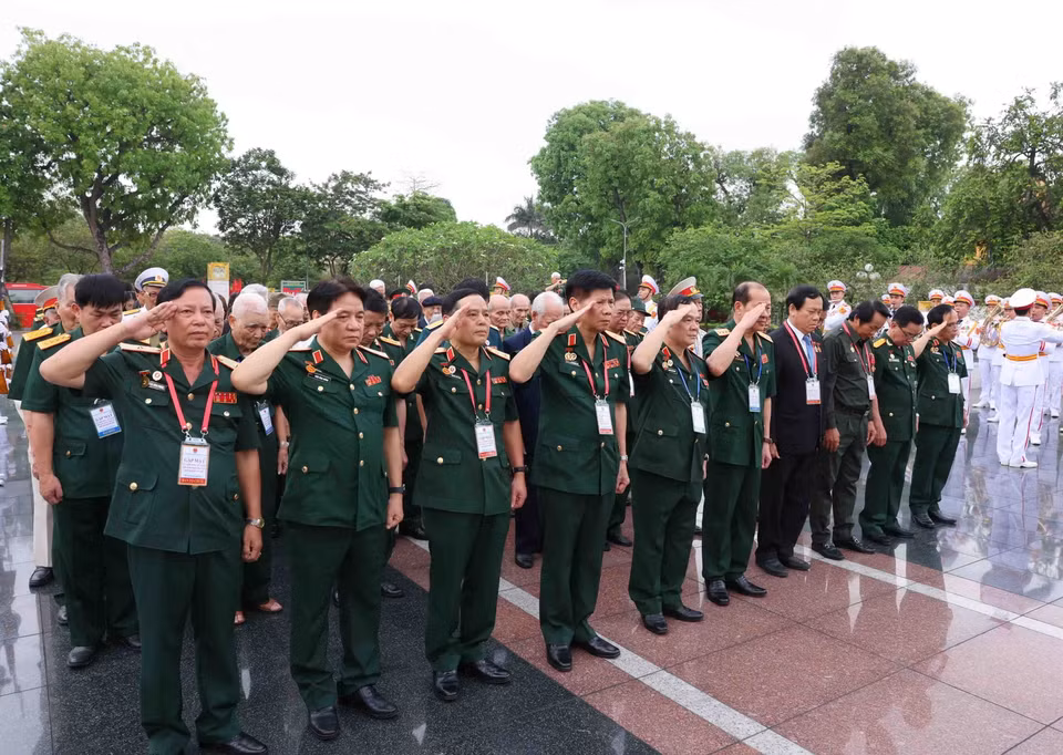 Đoàn đại biểu Hội Cựu chiến binh, cựu thanh niên xung phong tham gia chiến dịch Điện Biên Phủ tưởng niệm các Anh hùng Liệt sỹ. (Ảnh: Phạm Kiên/TTXVN)