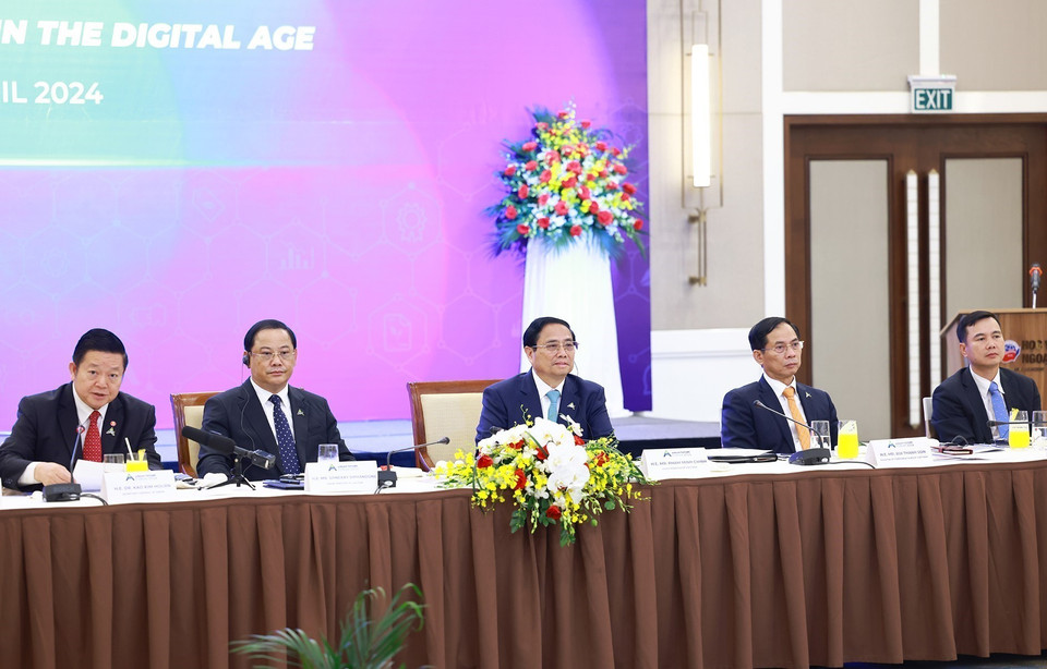 Thủ tướng Phạm Minh Chính, Thủ tướng Lào Sonexay Siphandone (thứ hai, từ trái sang) cùng Tổng Thư ký ASEAN Kao Kim Hourn (ngoài cùng, bên trái) tham dự Tọa đàm với doanh nghiệp ASEAN và đối tác. (Ảnh: Dương Giang/TTXVN)